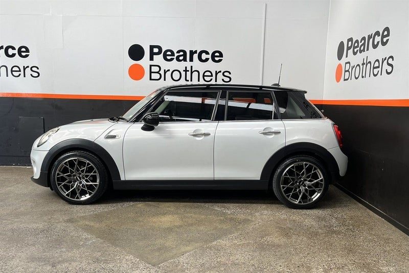 2016 MINI Cooper BRAND NEW 18'' MAGS, LOW KMS !!!, photo 2