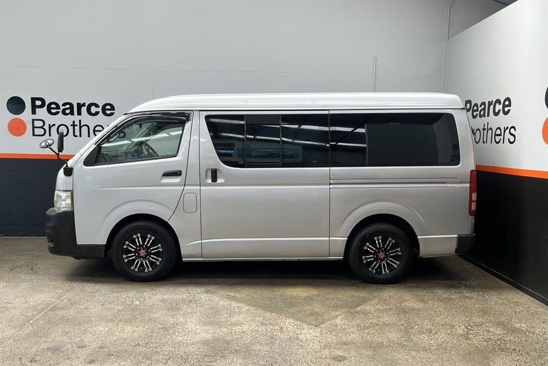 2011 Toyota Hiace, photo 2