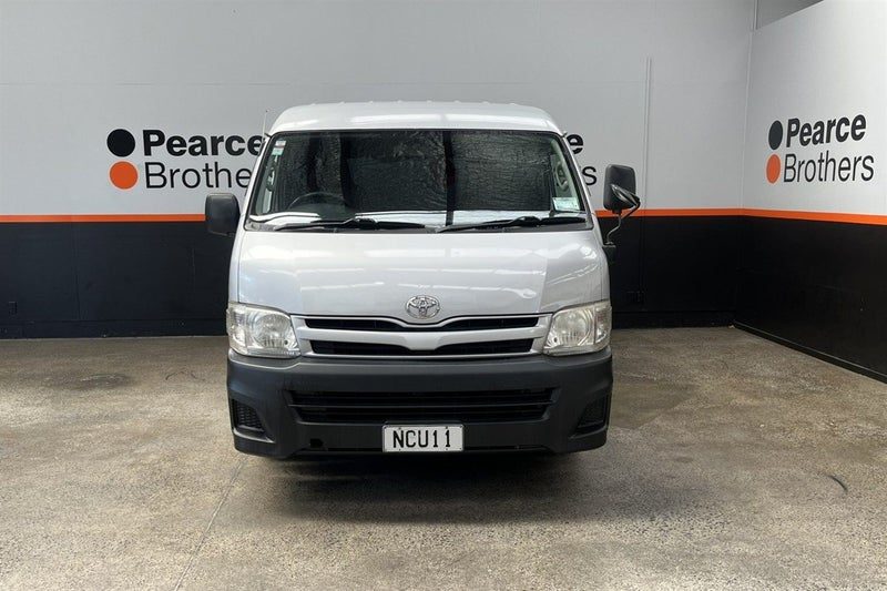 2011 Toyota Hiace, photo 3
