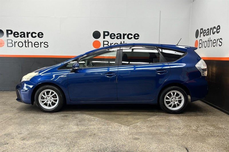 2011 Toyota Prius Alpha, photo 2