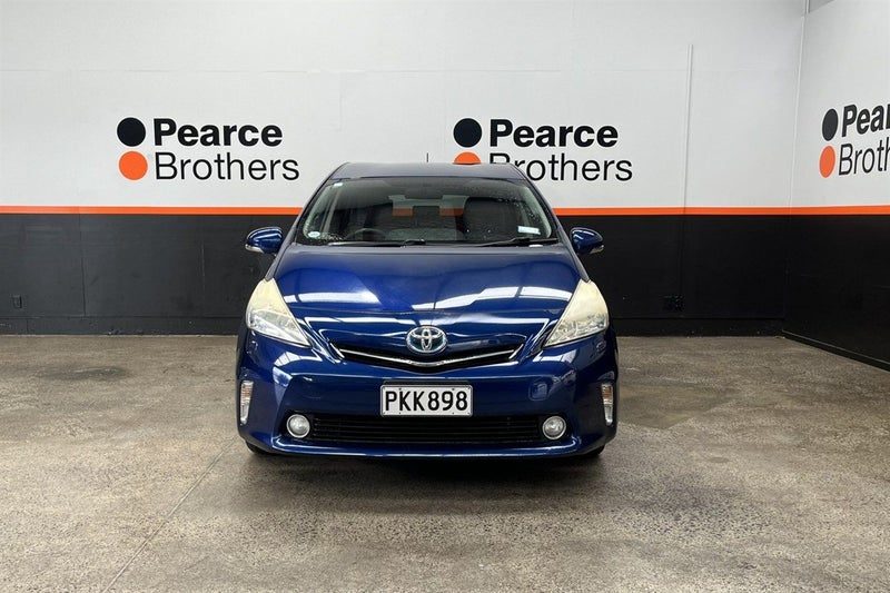 2011 Toyota Prius Alpha, photo 3