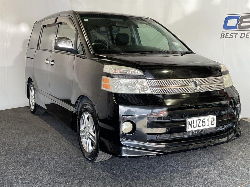 2006 Toyota Voxy, main photo