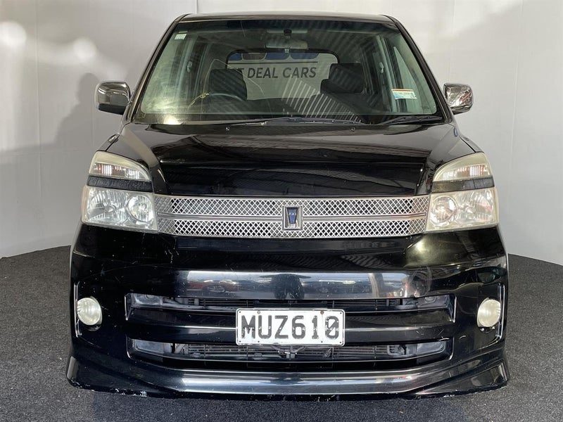 2006 Toyota Voxy, photo 2