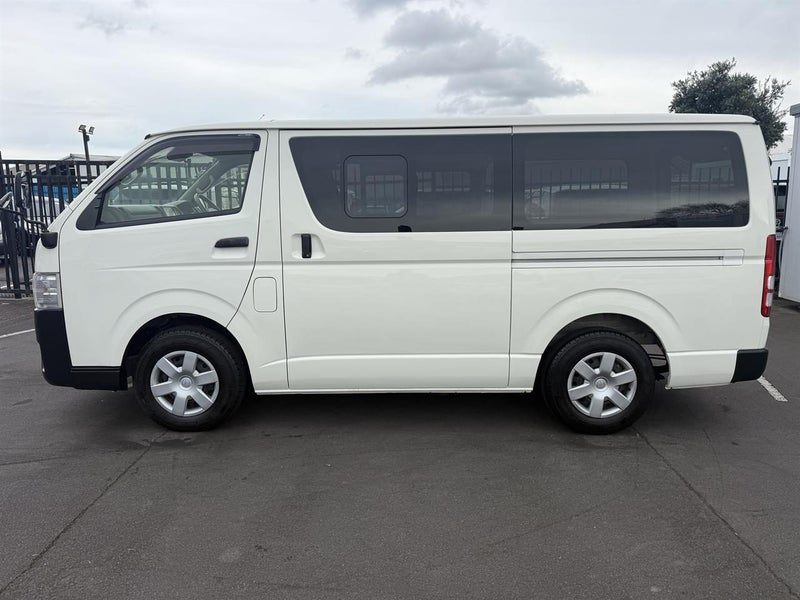 2018 Toyota Hiace DX, photo 2