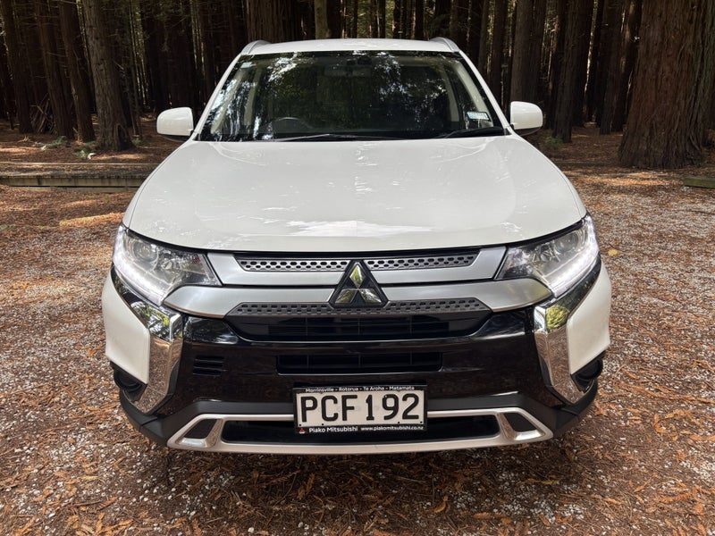 2022 Mitsubishi Outlander LS, photo 2