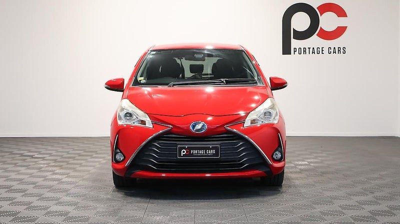 2017 Toyota Vitz Hybrid U Sport Package, photo 2