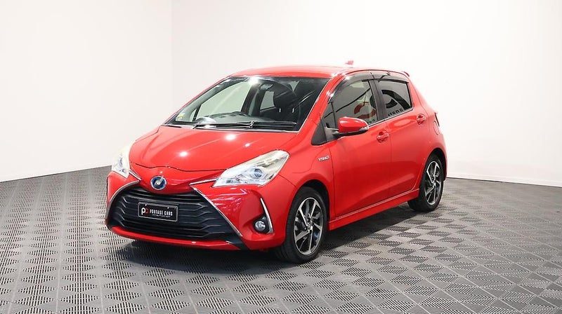 2017 Toyota Vitz Hybrid U Sport Package, photo 3