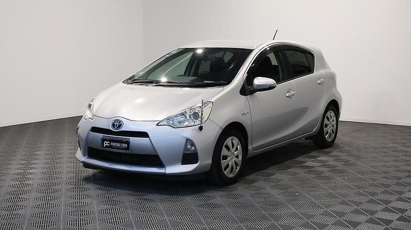 2013 Toyota Aqua, photo 3