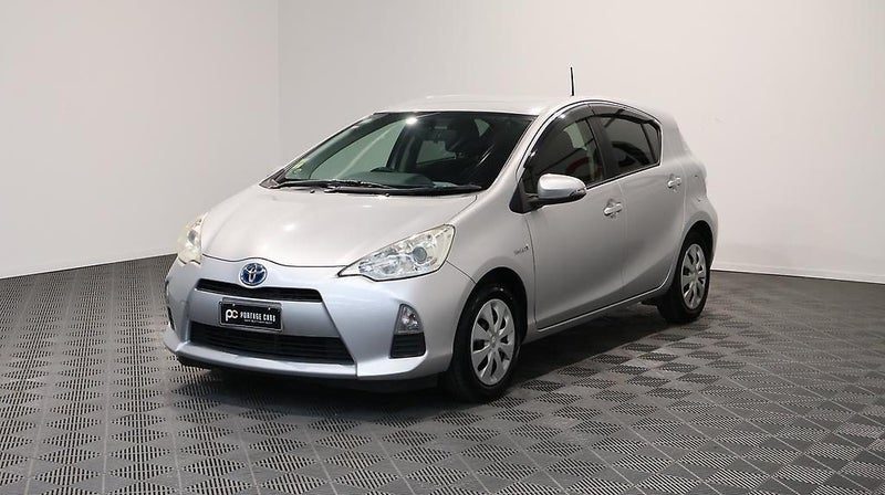 2013 Toyota Aqua S, photo 3
