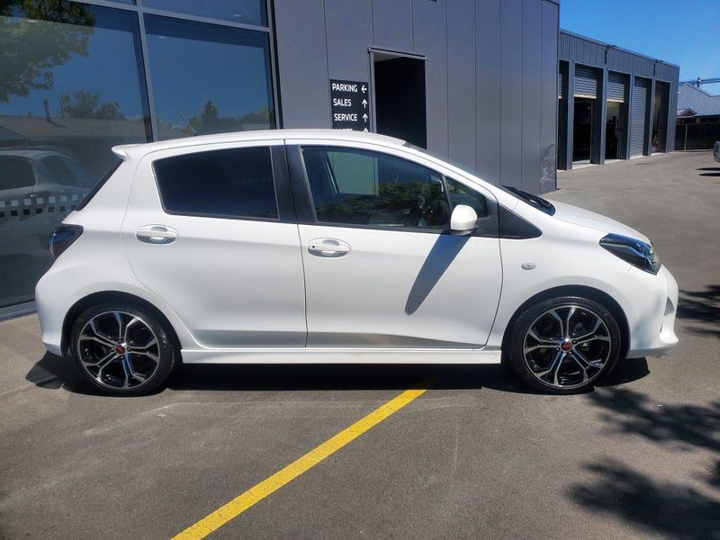 2015 Toyota Yaris ZR, photo 2