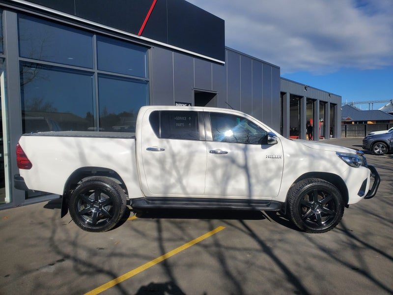 2017 Toyota Hilux SR5, photo 2