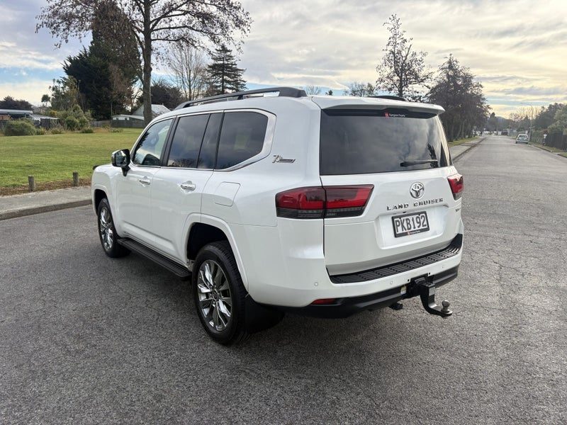 2022 Toyota Land Cruiser VX Limited, photo 2