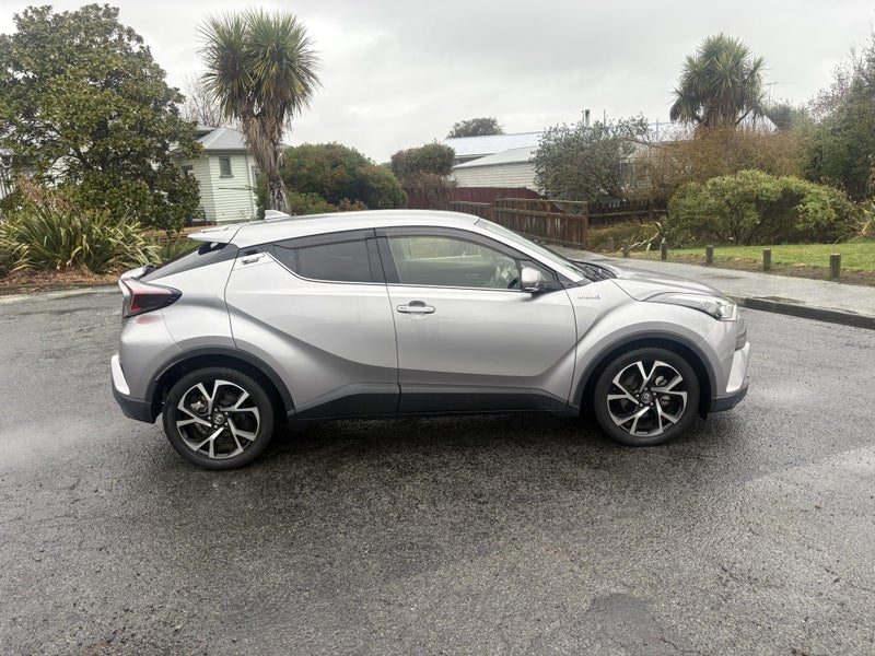 2017 Toyota C-HR 1.8 Hybrid G 5 Dr SUV CVT FWD, photo 3