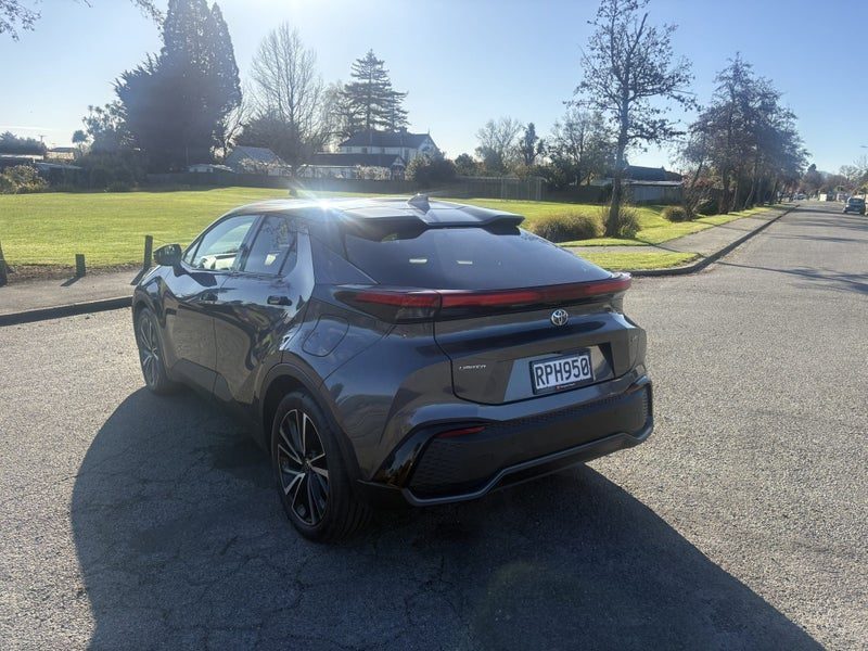 2026 Toyota C-HR Limited, photo 2