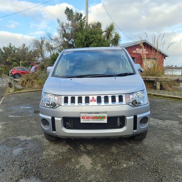 2015 Mitsubishi Delica 8 seater 4WD, photo 2