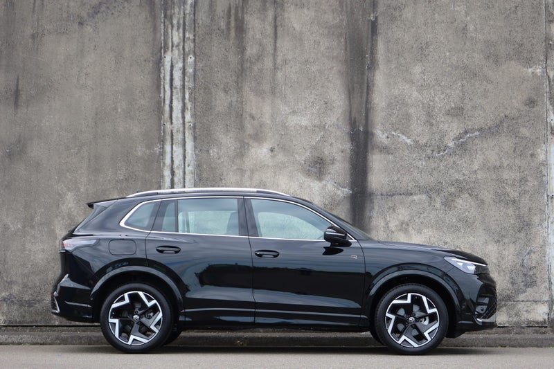 2026 Volkswagen Tiguan R-Line Touring 2WD, photo 2