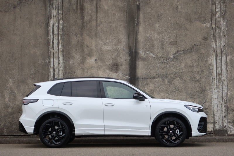 2026 Volkswagen Tiguan R-Line Touring & Black Pack, photo 3