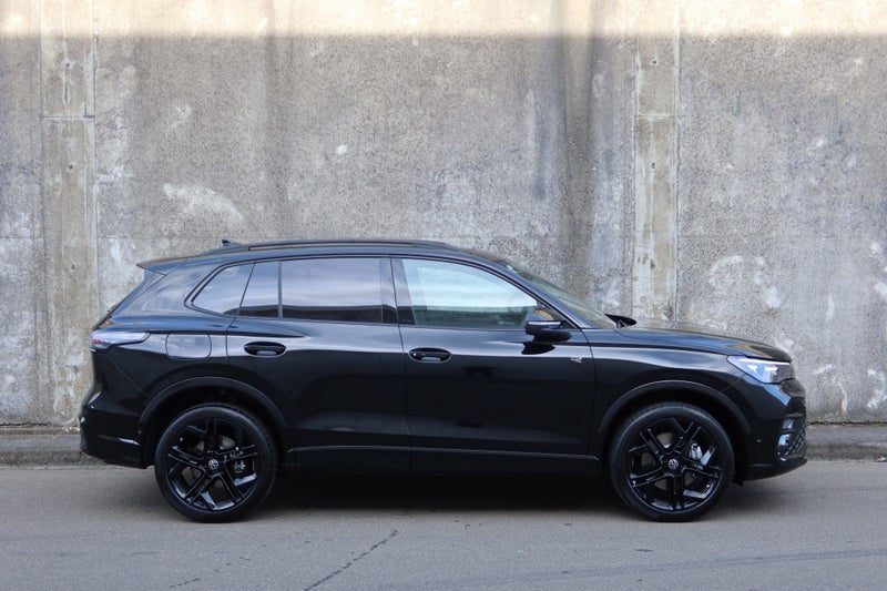 2026 Volkswagen Tiguan R-Line Touring & Black Pack, photo 3
