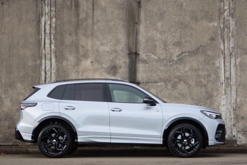 2026 Volkswagen Tiguan R-Line Touring & Black Pack, photo 3