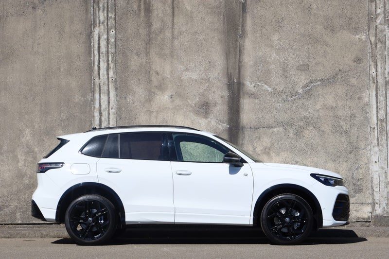 2026 Volkswagen Tiguan R-Line, photo 2