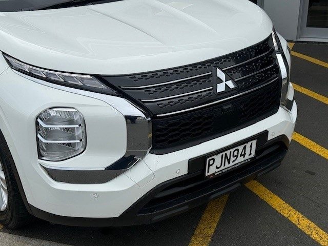 2022 Mitsubishi Outlander LS 5 Seater, photo 3