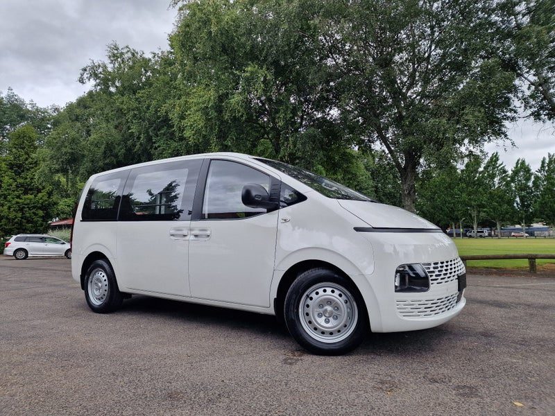 2026 Hyundai Staria Load Barn Doors, photo 2