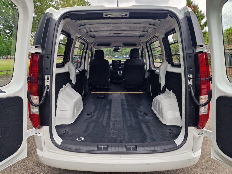 2026 Hyundai Staria Load Barn Doors, photo 3