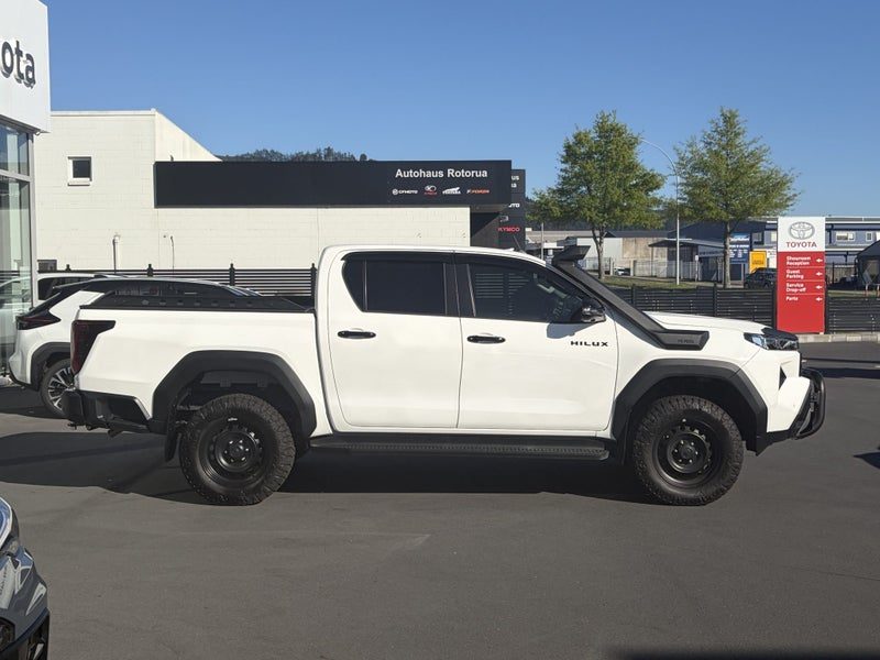 2026 Toyota Hilux SR Hybrid 4X4 - Ex Demonstrator, photo 2