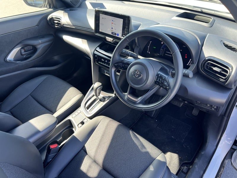 2026 Toyota Yaris Cross Limited Hybrid Two Tone, photo 2