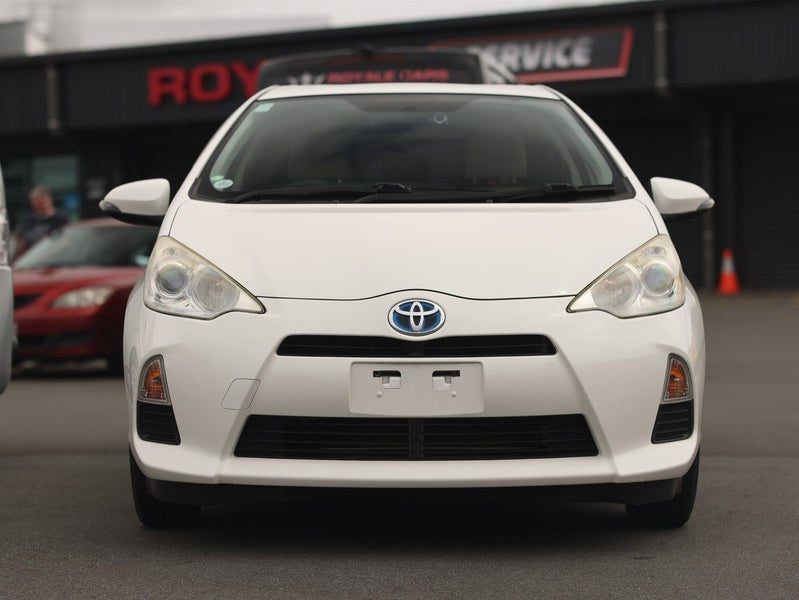 2012 Toyota Aqua Hybrid, photo 2