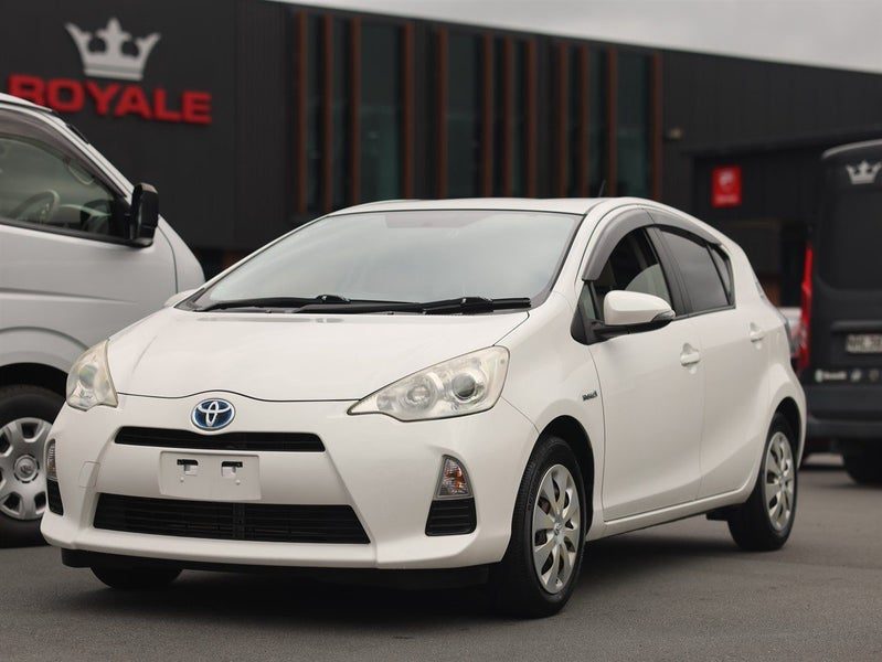 2012 Toyota Aqua Hybrid, photo 3