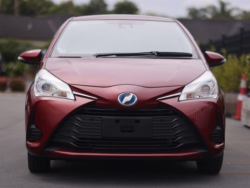 2018 Toyota Vitz HYBRID, photo 2