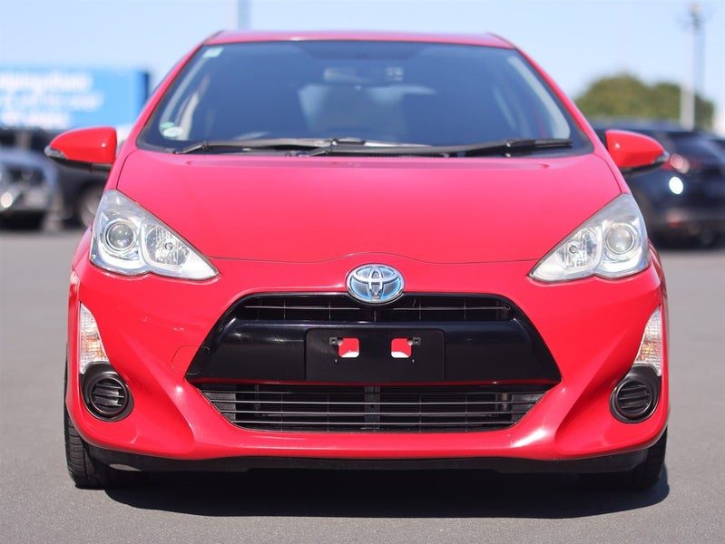 2015 Toyota Aqua Hybrid, photo 2