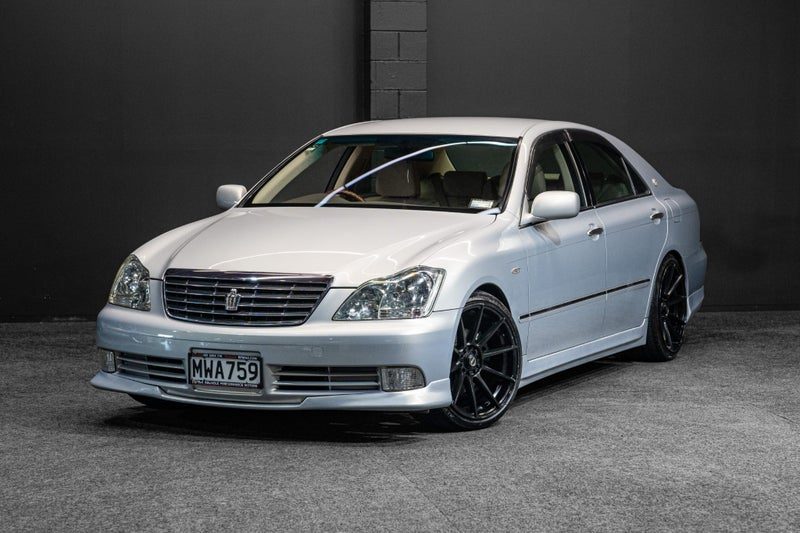 2004 Toyota Crown 3.0L RWD w/Body Kit!