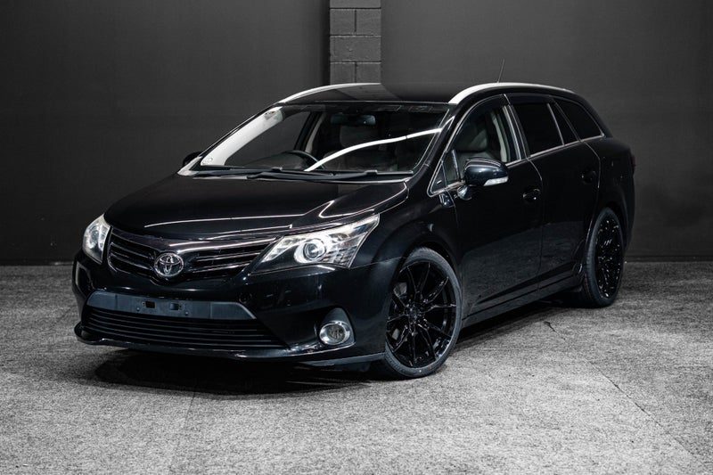 2015 Toyota Avensis Black on Black!