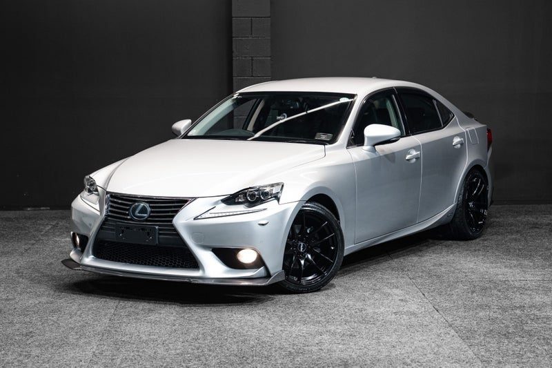 2013 Lexus IS 300h Version L - Grade 4B!