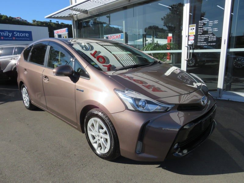 2015 Toyota Prius Alpha Hybrid, photo 2