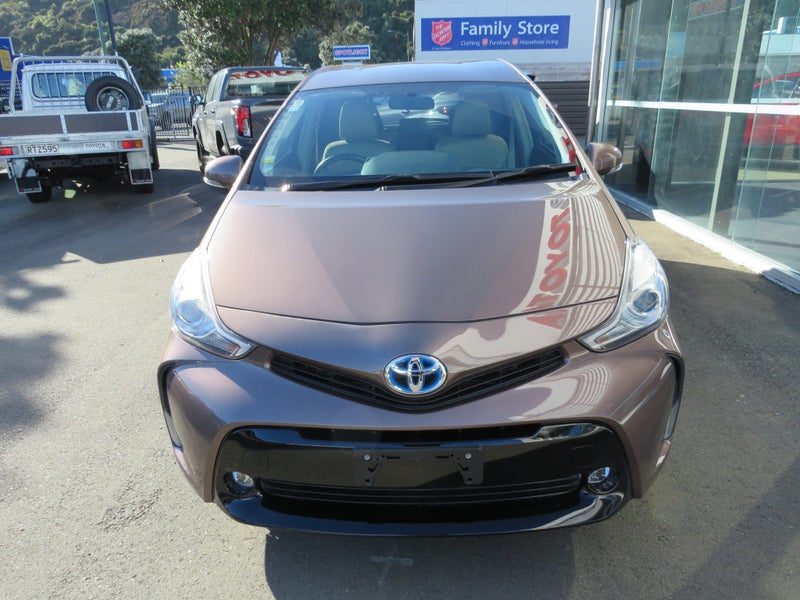2015 Toyota Prius Alpha Hybrid, photo 3