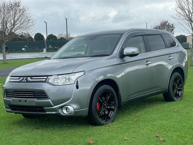 2013 Mitsubishi Outlander !! 4WD !! 7 SEATER !!