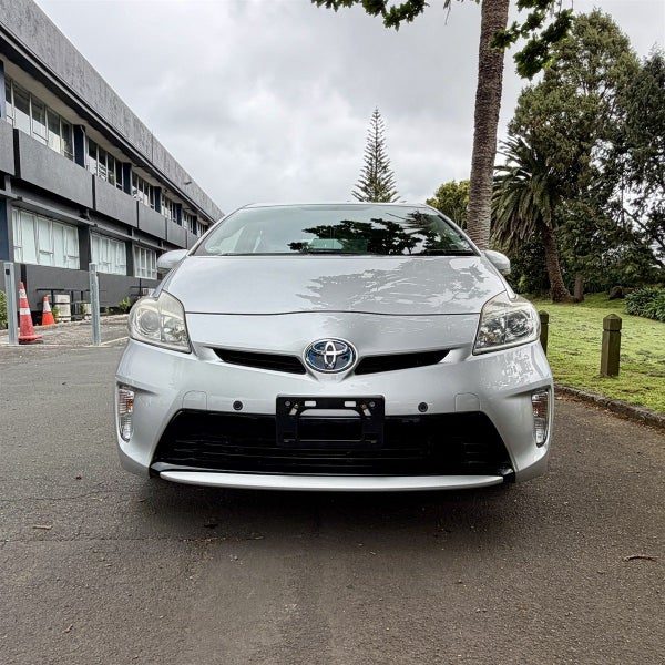 2013 Toyota Prius Hybrid | Silver | Family Hatch, photo 2