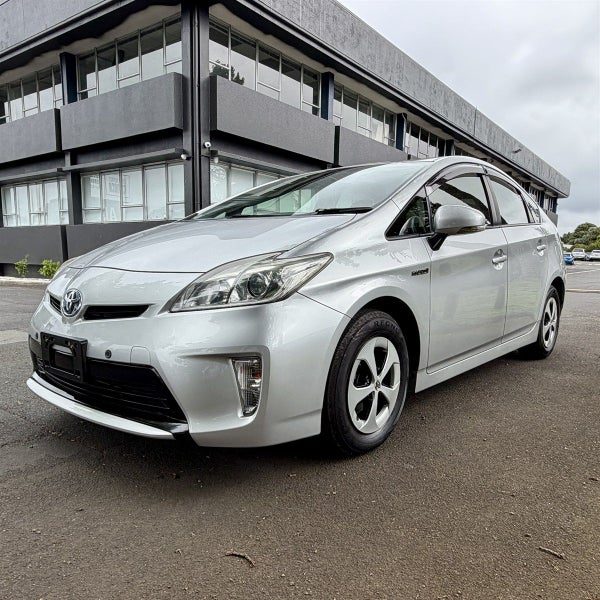 2013 Toyota Prius Hybrid | Silver | Family Hatch, photo 3
