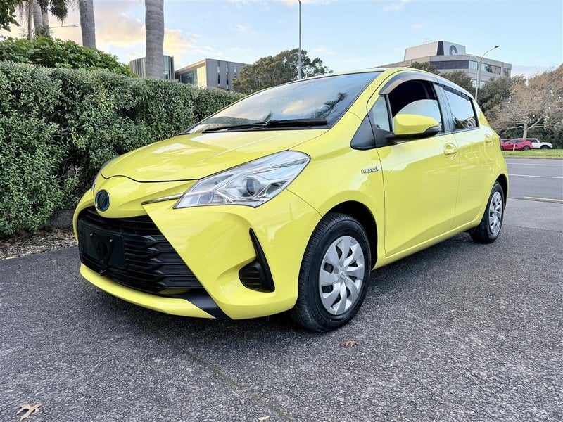 2017 Toyota Vitz Hybrid F | 49,600km | Yellow, photo 3