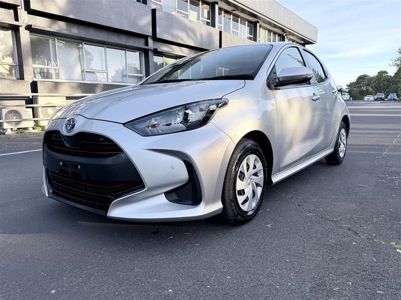 2022 Toyota Yaris Hybrid X | Safety Sense | Modern, photo 3