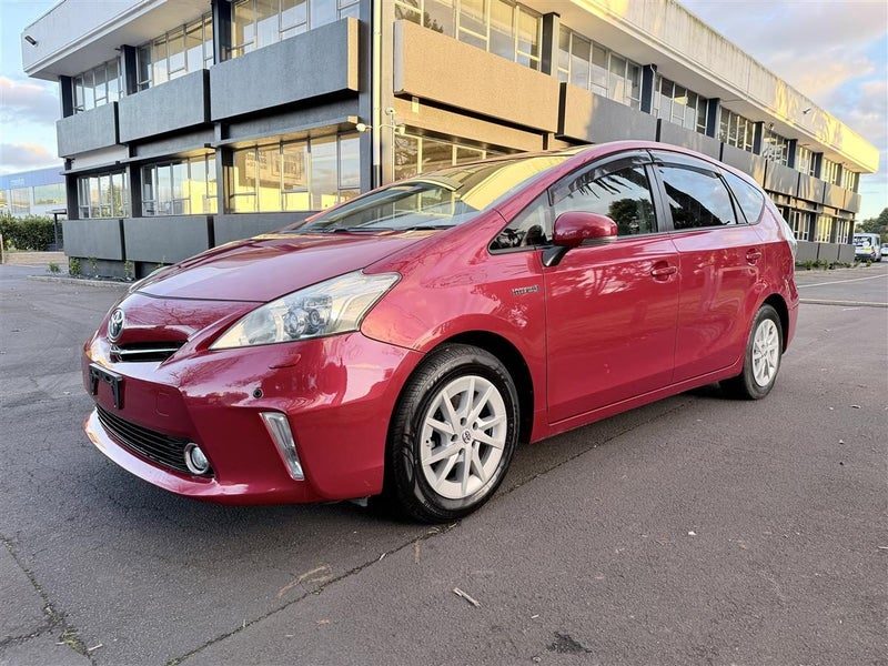 2013 Toyota Prius Alpha, photo 3