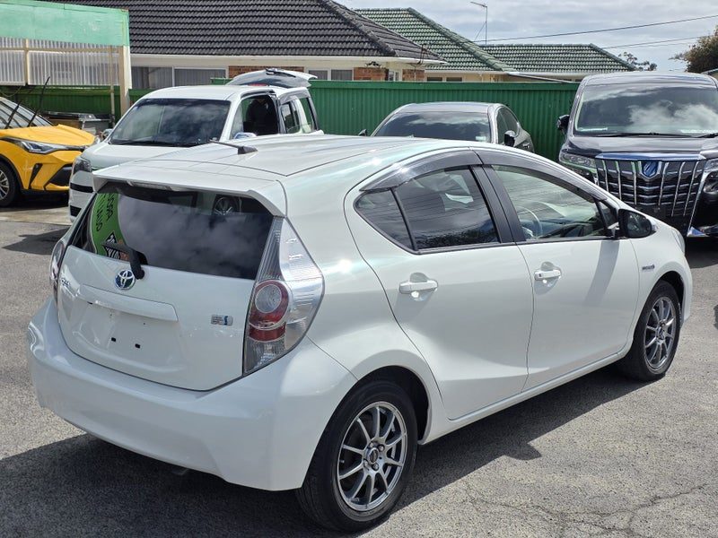 2014 Toyota Aqua Hybrid! S! R. Camera!, photo 3