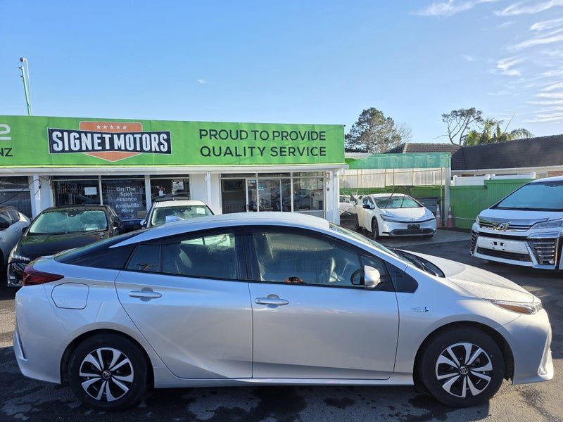 2020 Toyota Prius Hybrid PHV, S, LOW-KM!, photo 2