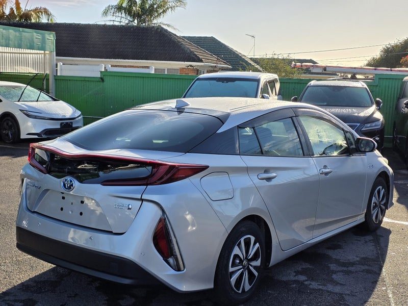 2020 Toyota Prius Hybrid PHV, S, LOW-KM!, photo 3