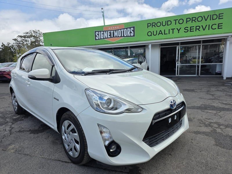 2015 Toyota Aqua Hybrid! S! R. Camera!