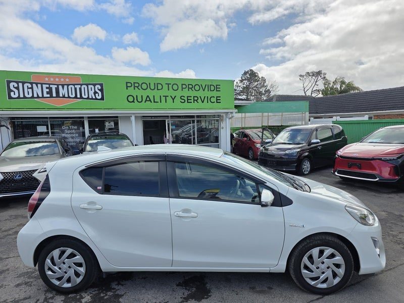 2015 Toyota Aqua Hybrid! S! R. Camera!, photo 2