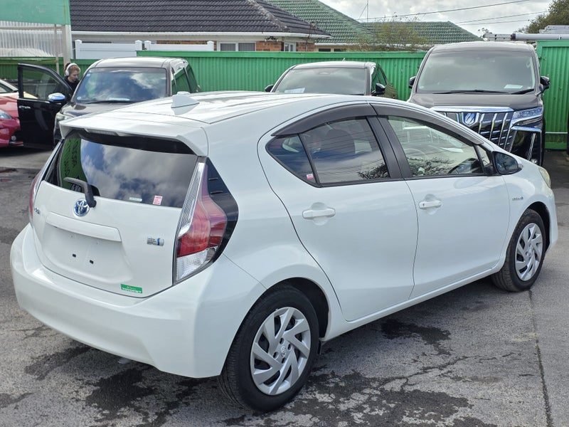 2015 Toyota Aqua Hybrid! S! R. Camera!, photo 3